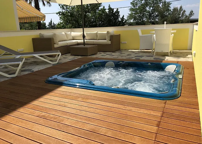 & Marina Apartment *
